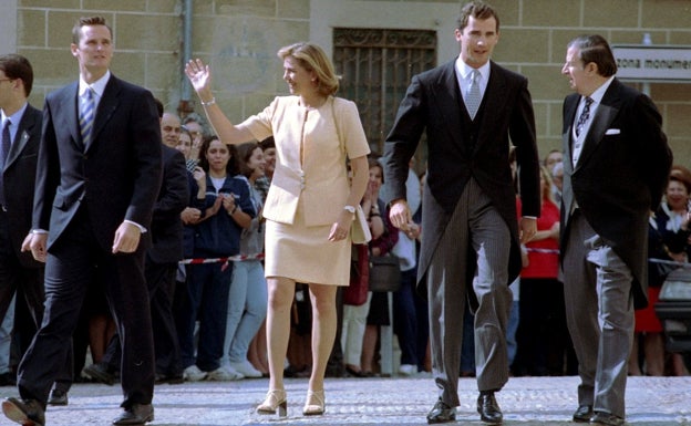 Cristina de Borbón, entre Iñaki Urdangarín y el entonces príncipe Felipe, a su llegada a Plasencia para la boda de Sandra Falcó y Jaime Carvajal, el 30 de mayo de 1998. Junto a ellos, el Marqués de Griñón.