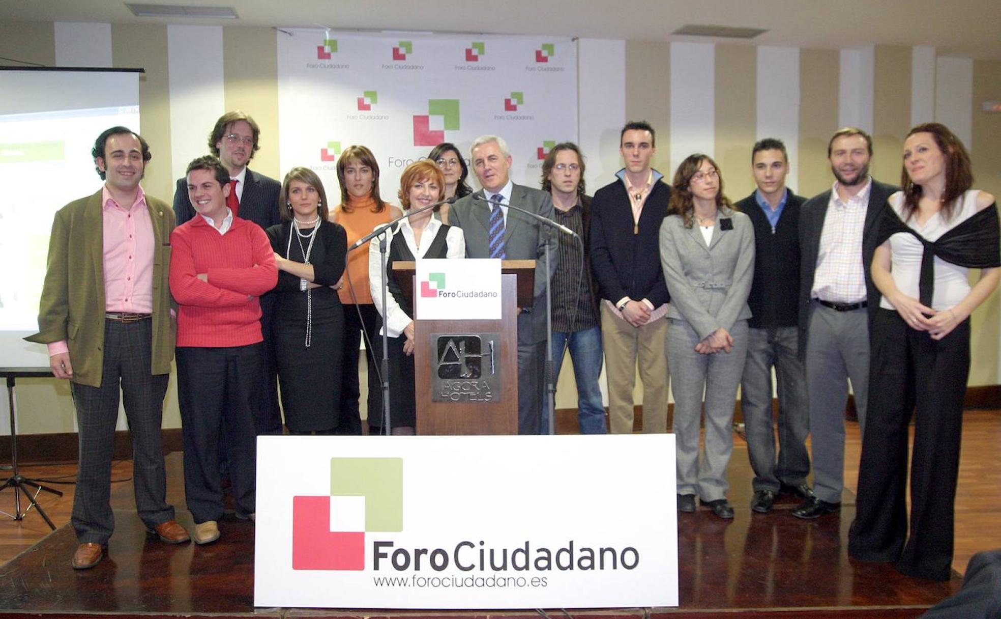 Los 14 primeros integrantes de Foro Ciudadano en el acto de presentación de la candidatura en febrero de 2007. 