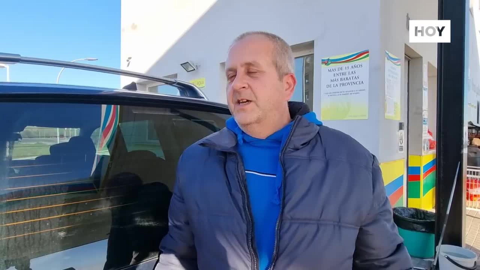 ​Colas en las gasolineras extremeñas para repostar por el descuento de 20 céntimos por litro​