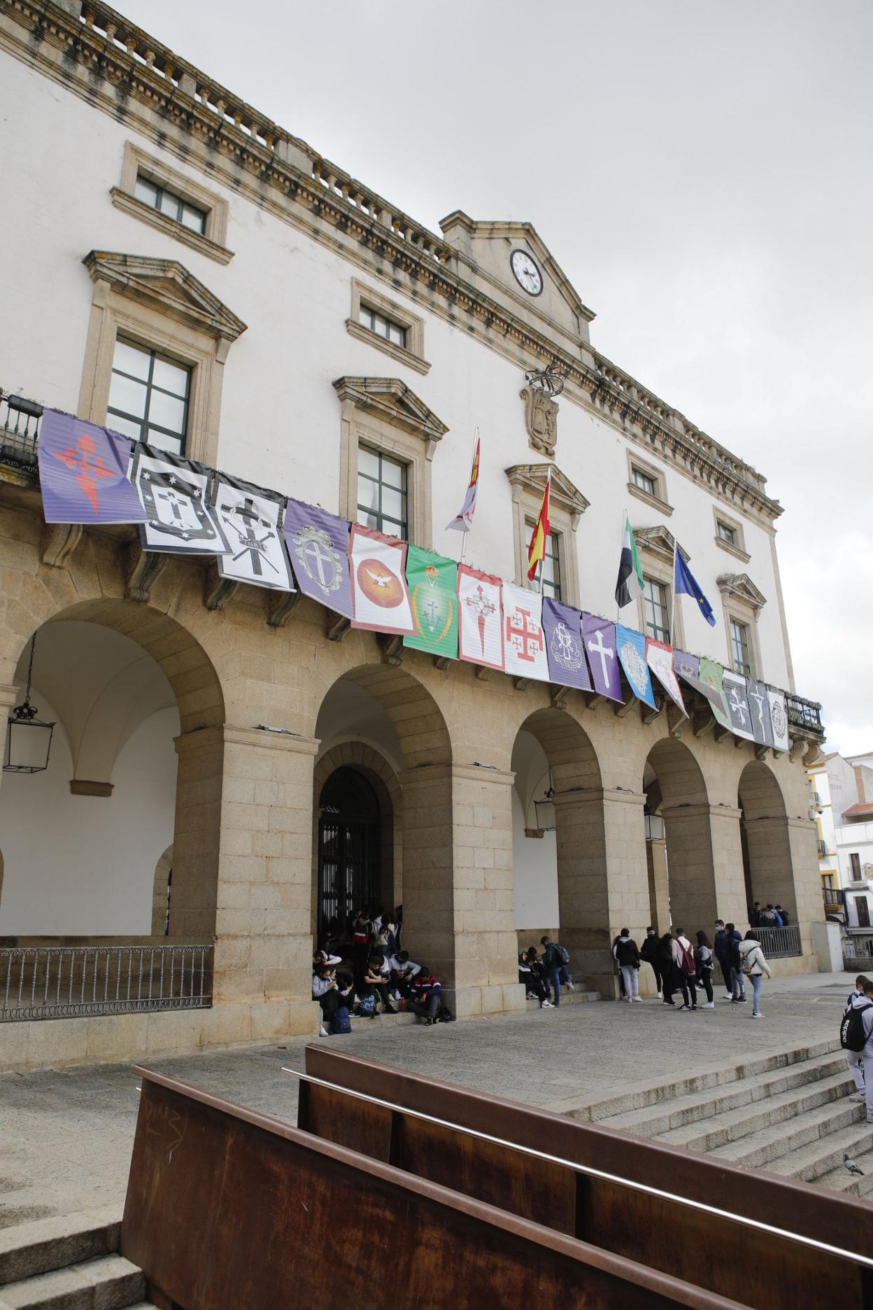 Así luce la fachada del Ayuntamiento desde ayer. 