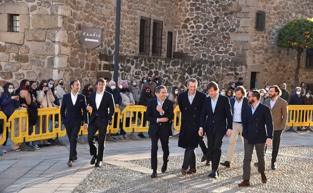 El marido de Marta Ortega, Carlos Torretta, en el centro con un moño, a su llegada al palacio. 