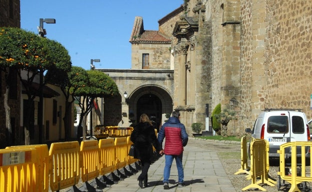 Vallas instaladas esta mañana en el tramo que va desde el Parador al Palacio de Mirabel. 