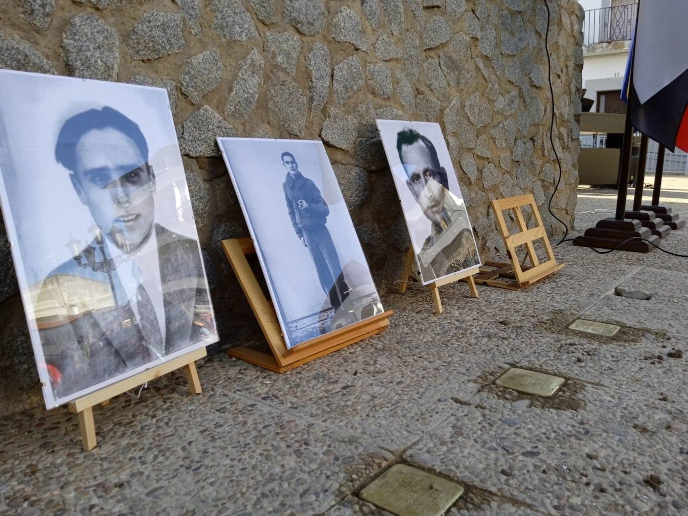 Fotos: Esparragosa coloca adoquines de la memoria en homenaje a cuatro vecinos víctimas del nazismo