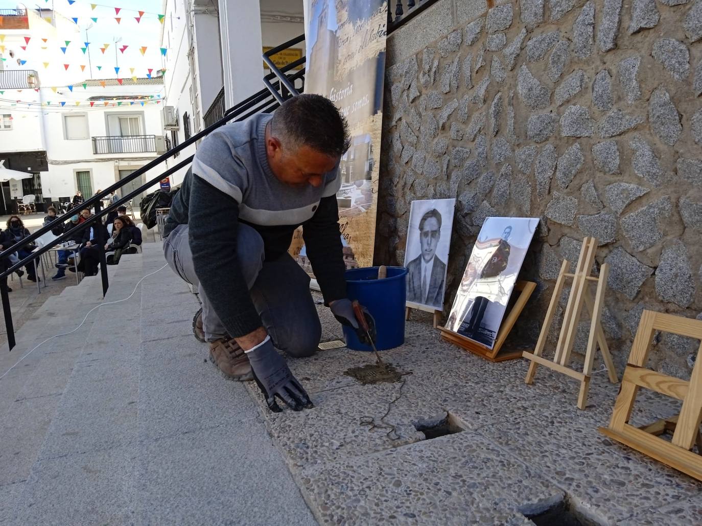 Fotos: Esparragosa coloca adoquines de la memoria en homenaje a cuatro vecinos víctimas del nazismo