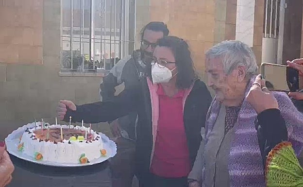 Leo, en su cumpleaños, a punto de soplar las velas de la tarta. 