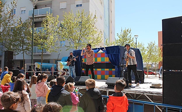 Un momento del concierto de La Tabarra Quartet Band, que ha compuesto una canción para reivindicar el instituto. 