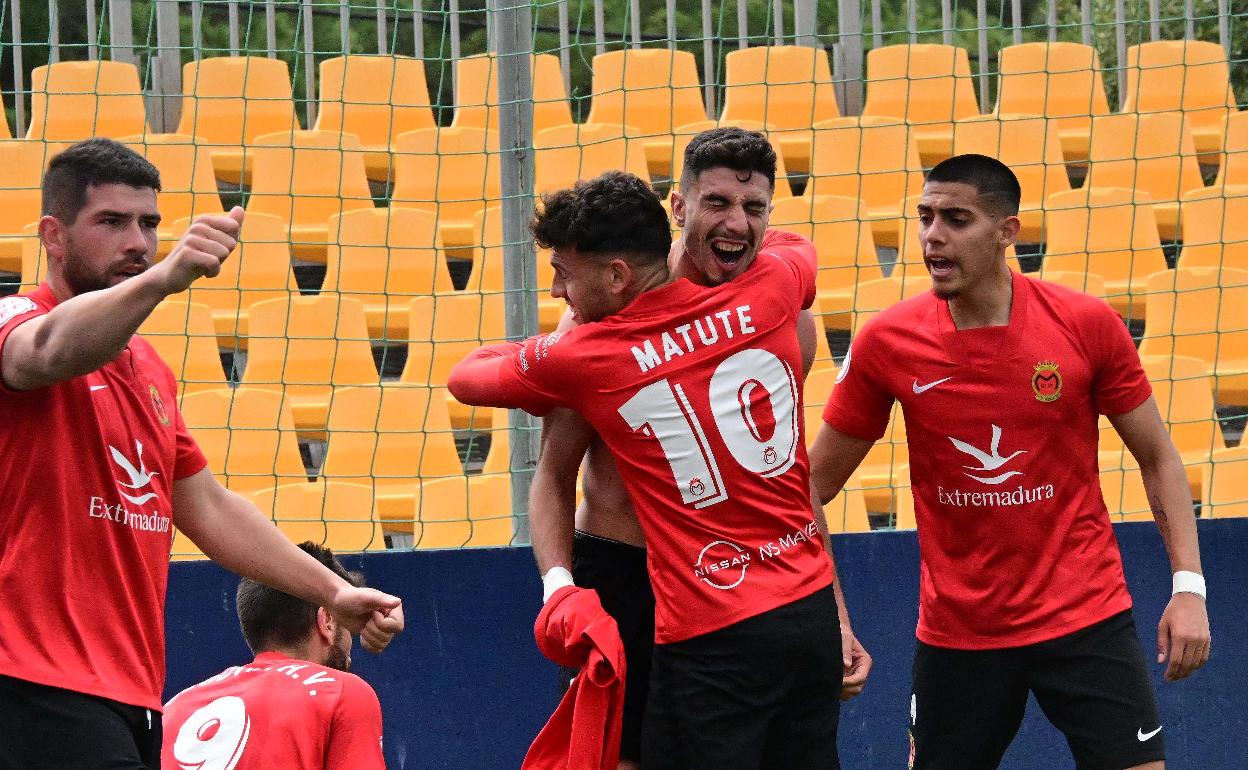 Los montijanos celebran uno de sus goles en Cádiz. 