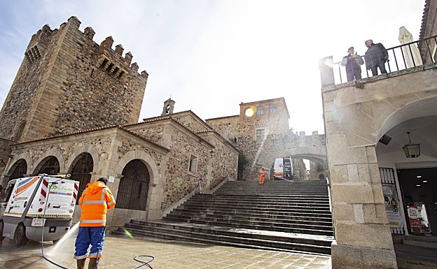 Cáceres retira terrazas y poda árboles para despejar el paso de las procesiones