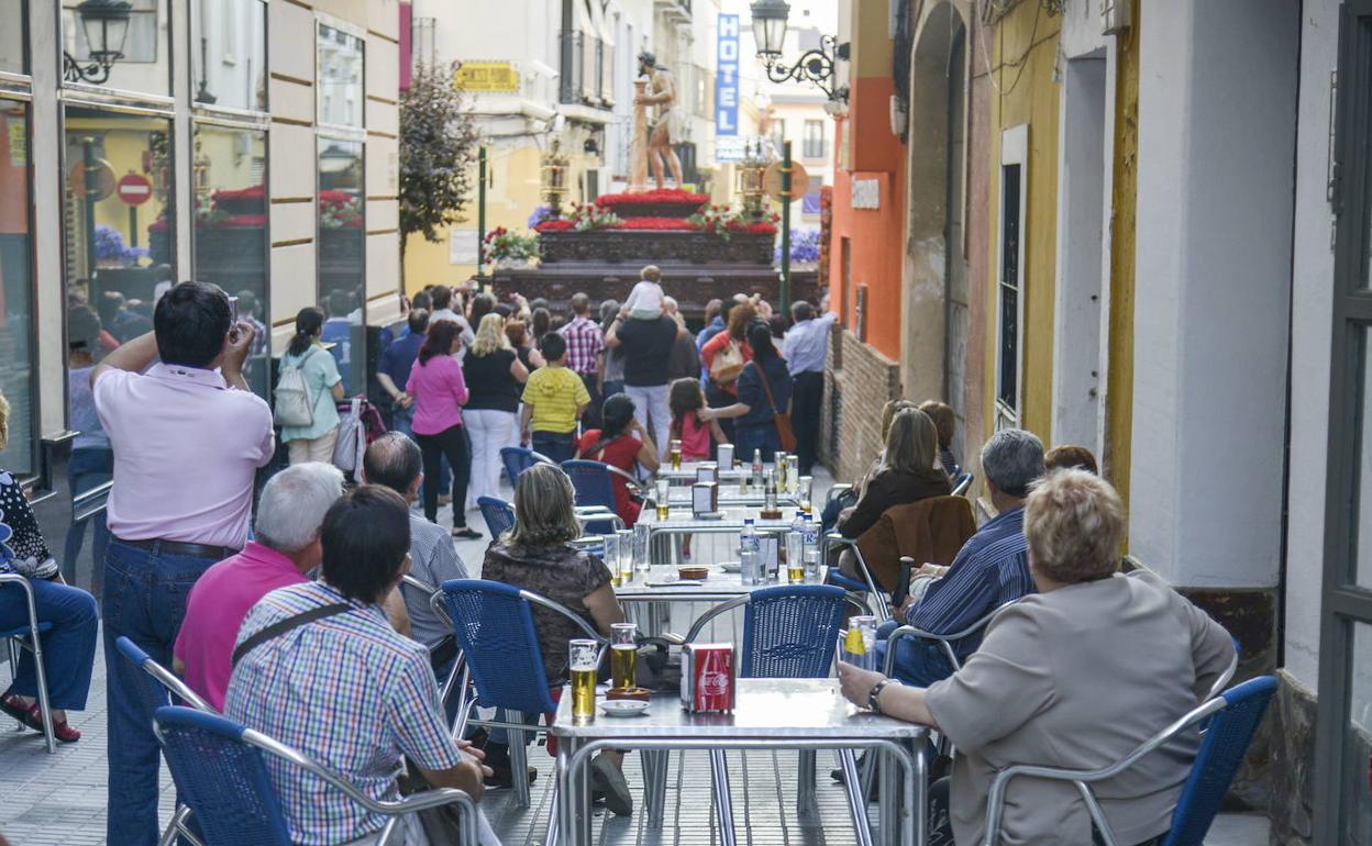 Imagen de archivo de pacenses tomando algo en los veladores de Muñoz Torrero al paso del Amarro.