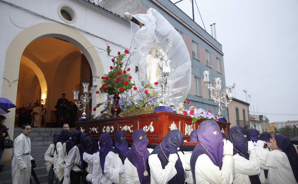 Cristo del Amor de Cáceres cubierto con un plástico en una pasada Semana Santa. 