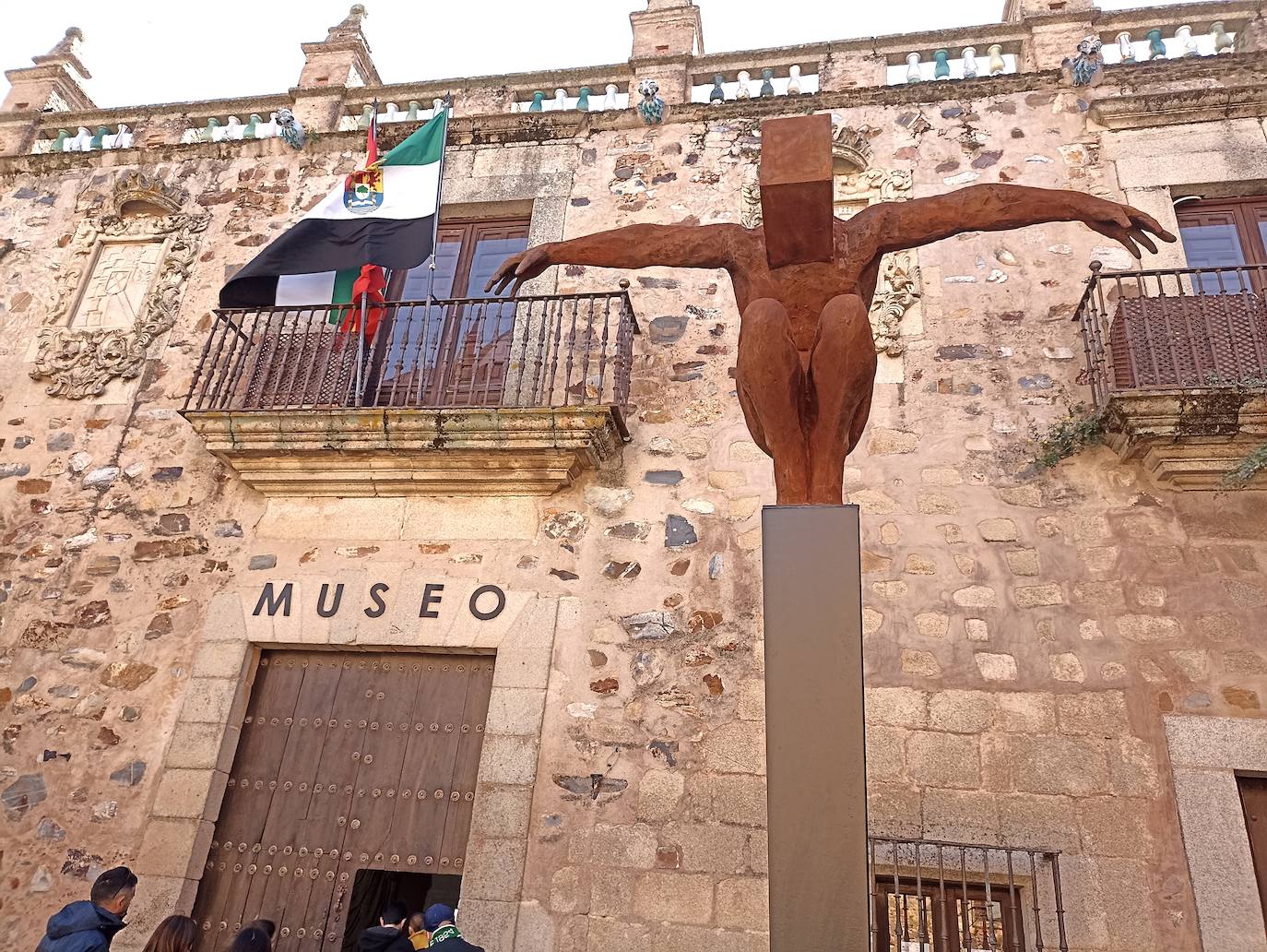 Obra 'Abismo' de Rogério Timóteo en la entrada del Museo de Cáceres.