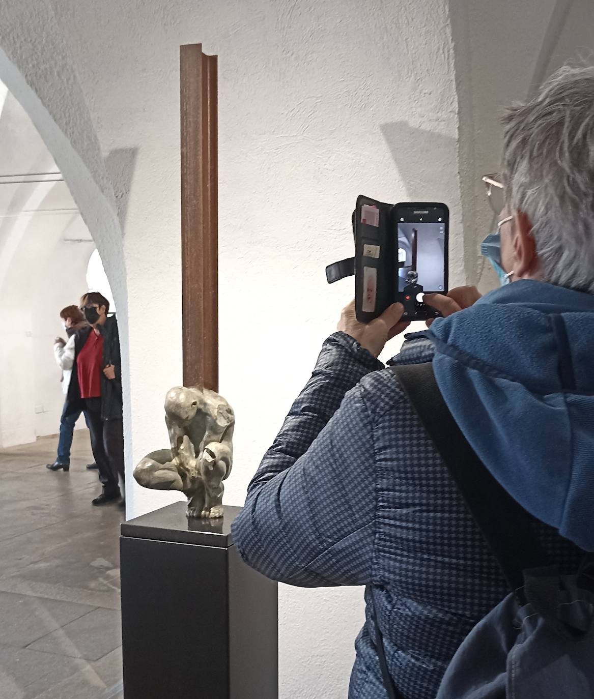 Obras del escultor portugués Rogério Timóteo, de la exposición 'Capas del tiempo' que se puede ver en el Museo de Cáceres hasta el 29 de mayo. 