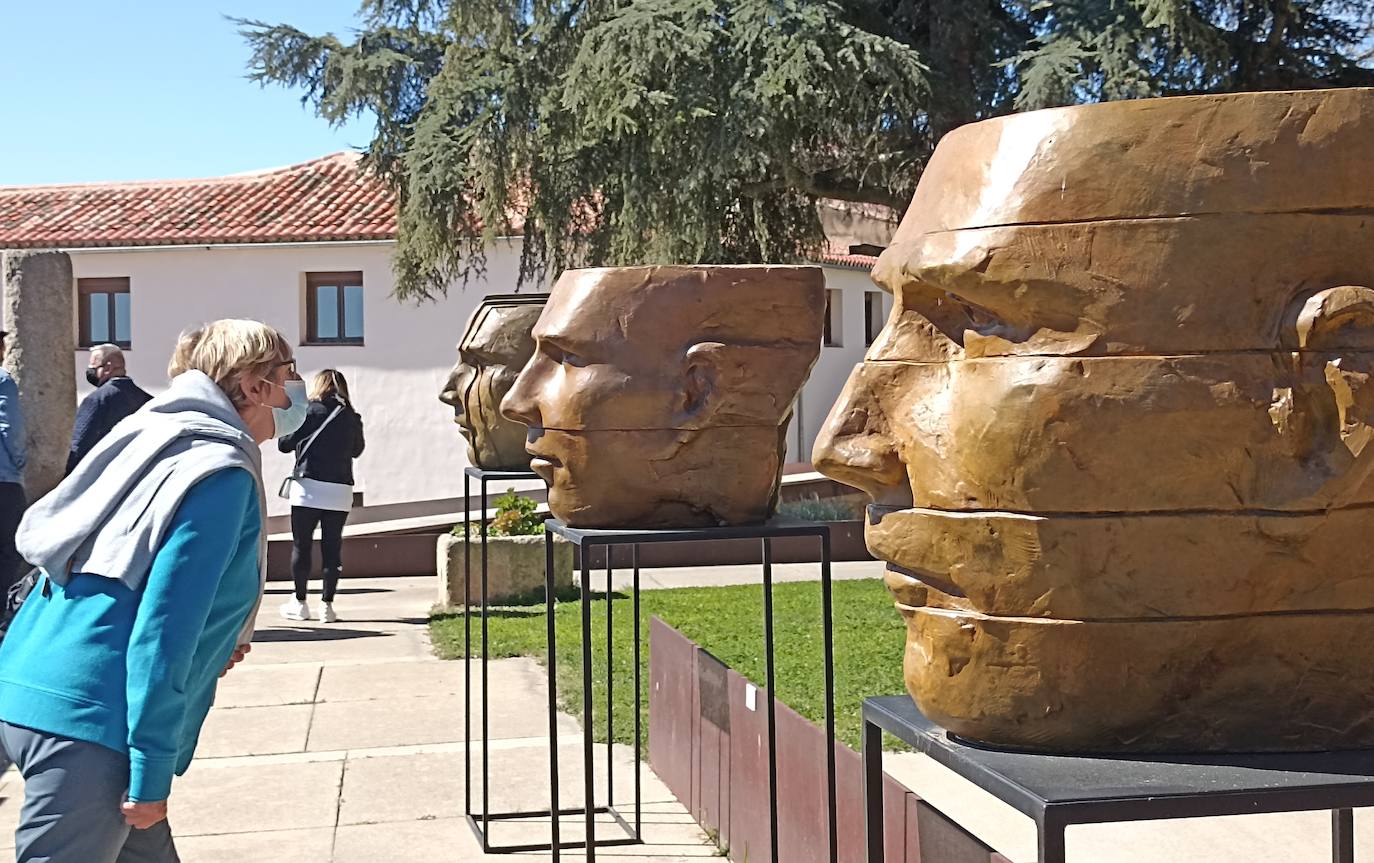 Obras del escultor portugués Rogério Timóteo, de la exposición 'Capas del tiempo' que se puede ver en el Museo de Cáceres hasta el 29 de mayo. 