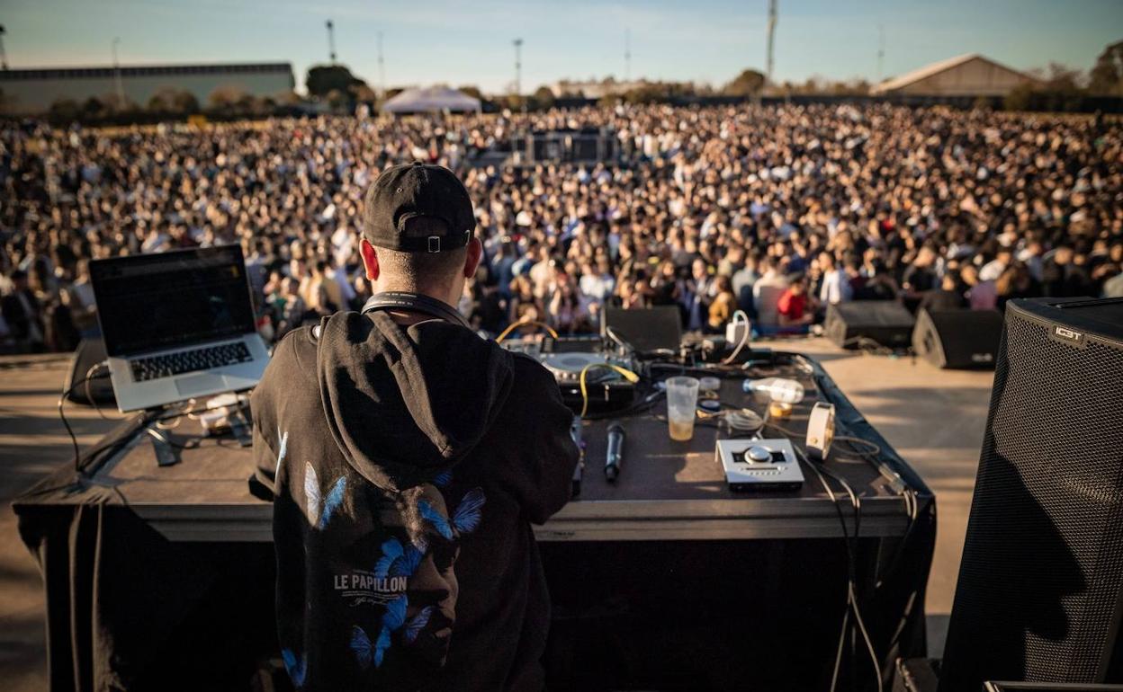 Jóvenes en la fiesta en el ferial de Badajoz, este jueves. 