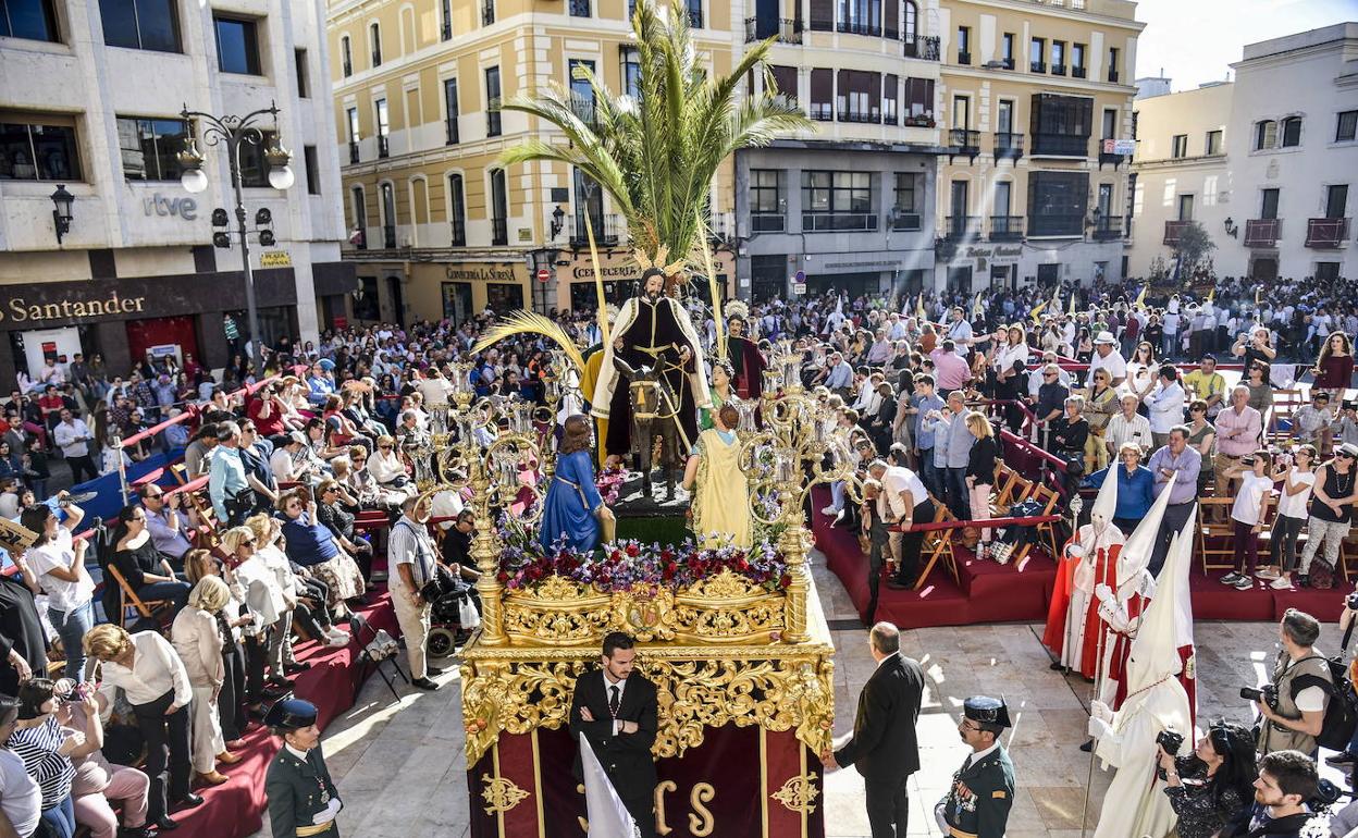 La Borriquita en la plaza de España, durante la procesión magna de 2017.