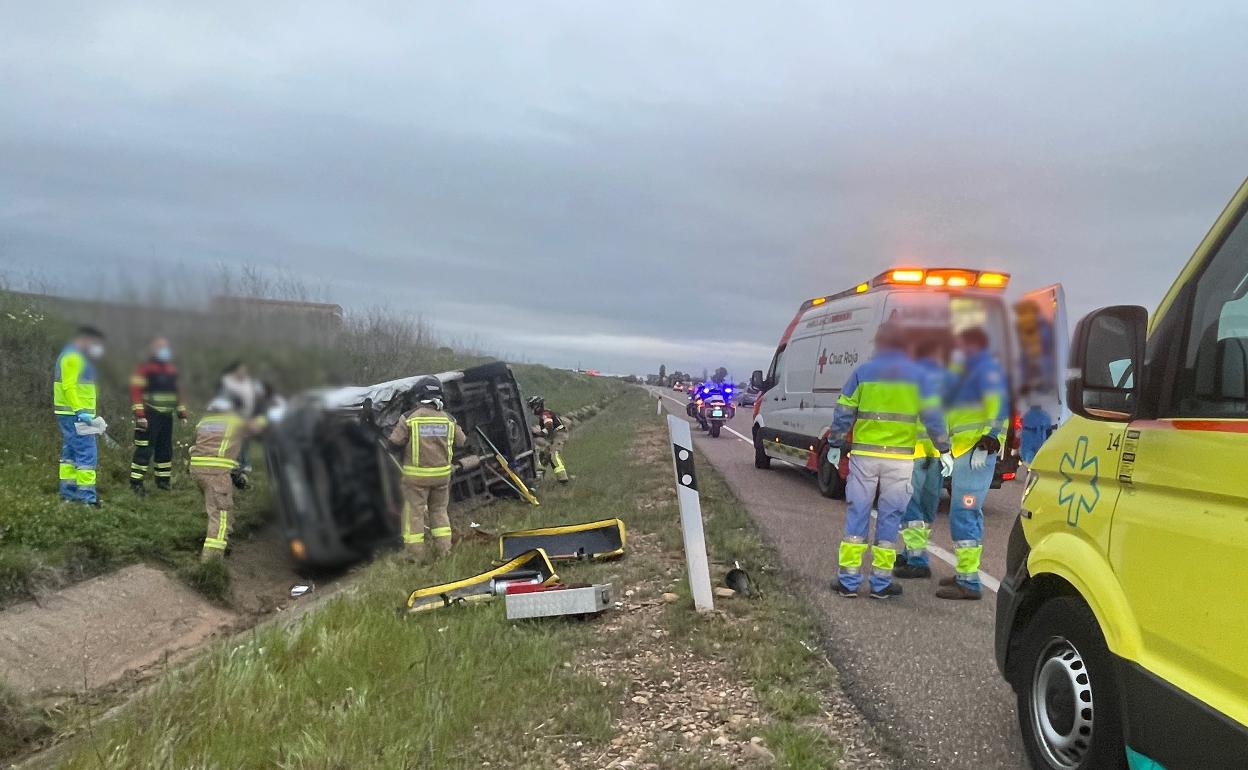 Tres heridos tras el choque de dos vehículos y posterior vuelco cerca de Badajoz 