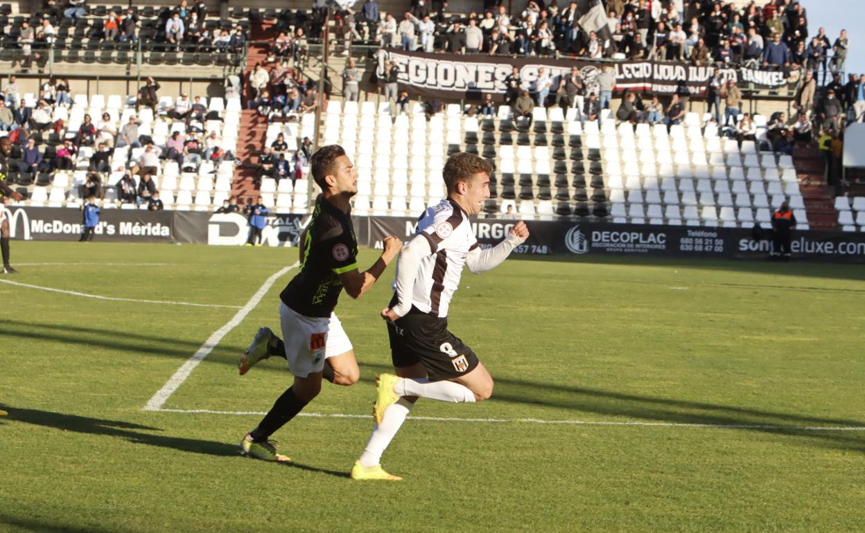 Perero intenta zafarse de su par al sprint el pasado domingo. 