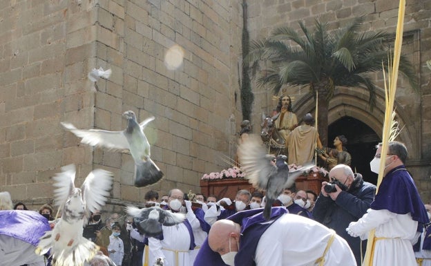 Suelta de palomas ante el paso de La Burrina, al que se ha incorporado una palmera de más de dos metros. 