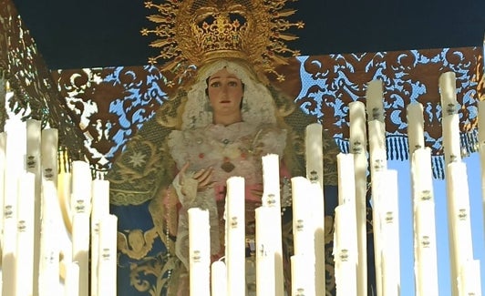 La Virgen ha estrenado un tocado y un pañuelo. 