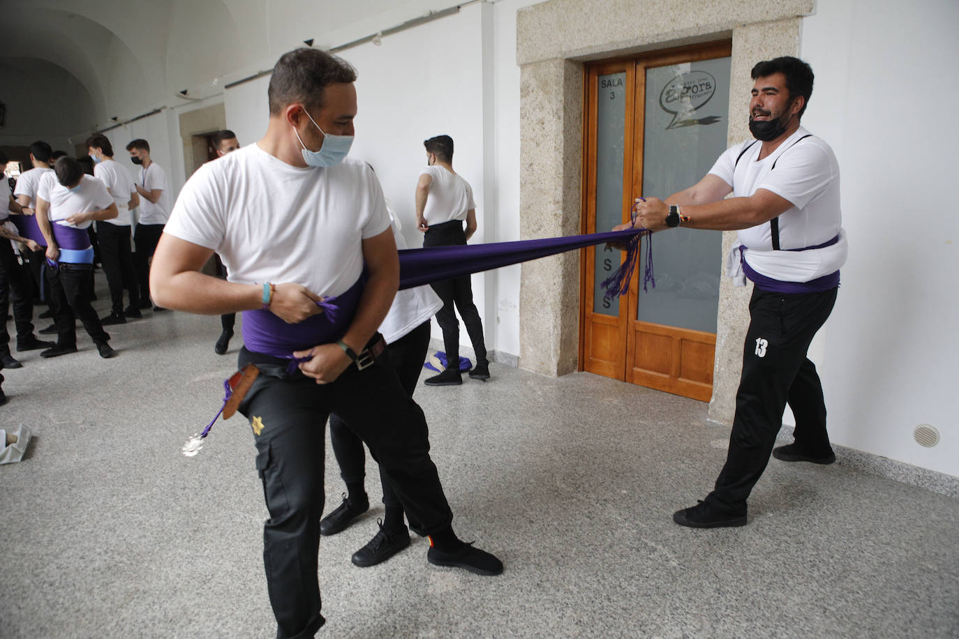 Fotos: Lunes Santo | La lluvia impide a Batallas y Salud desfilar el Lunes Santo en Cáceres