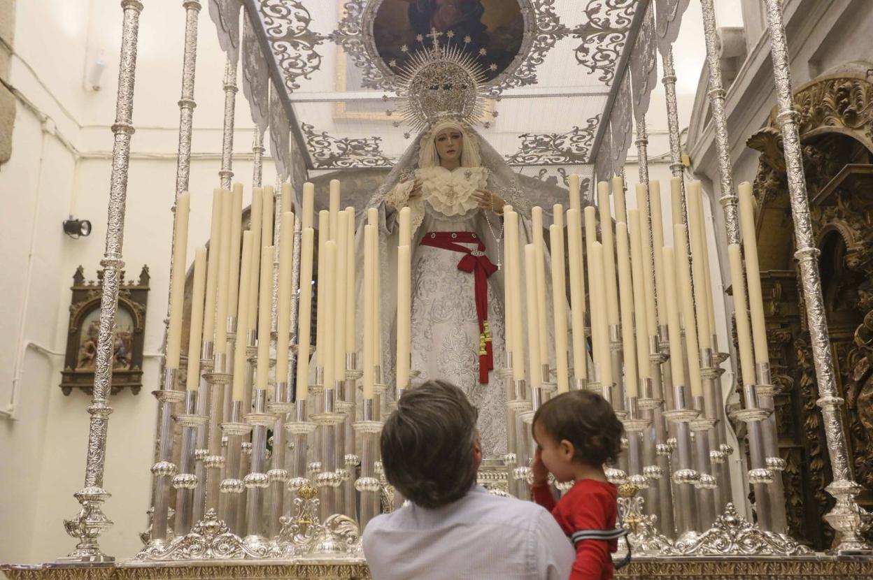 El paso de Nuestra Señora del Rosario, preparado para salir hoy. 