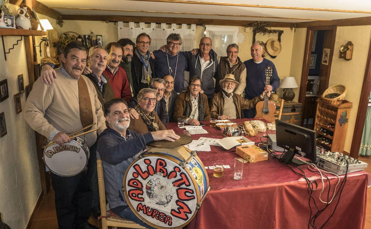 Santiago Acedo, arriba el primero por la izquierda, junto al resto de su murga Ad Libitum, en una imagen de 2018.