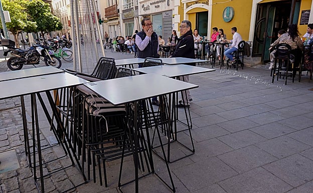 En Badajoz, los bares de la plaza de España tienen que retirar la primera fila de veladores por primera vez. 