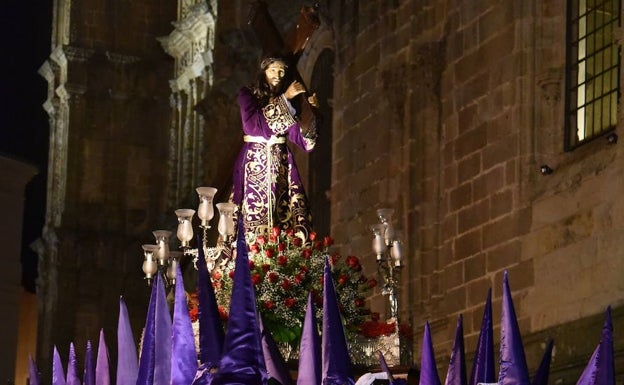 Imagen de Nuestro Padre Jesús Nazareno, a hombros de los costaleros de la Cofradía del Silencio. 