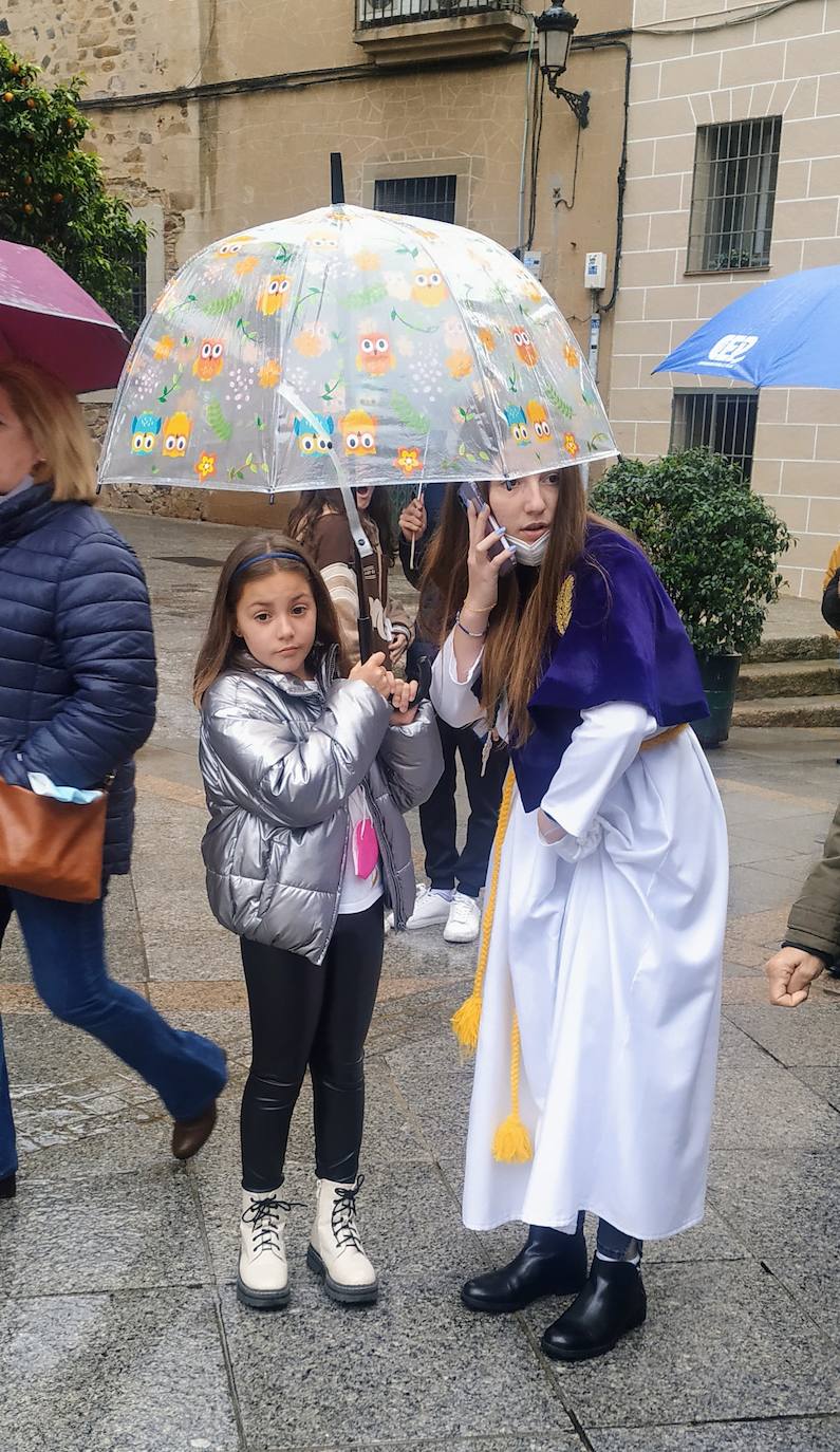 Fotos: Jesús Despojado debuta en las calles de Cáceres y desafía el riesgo de lluvia