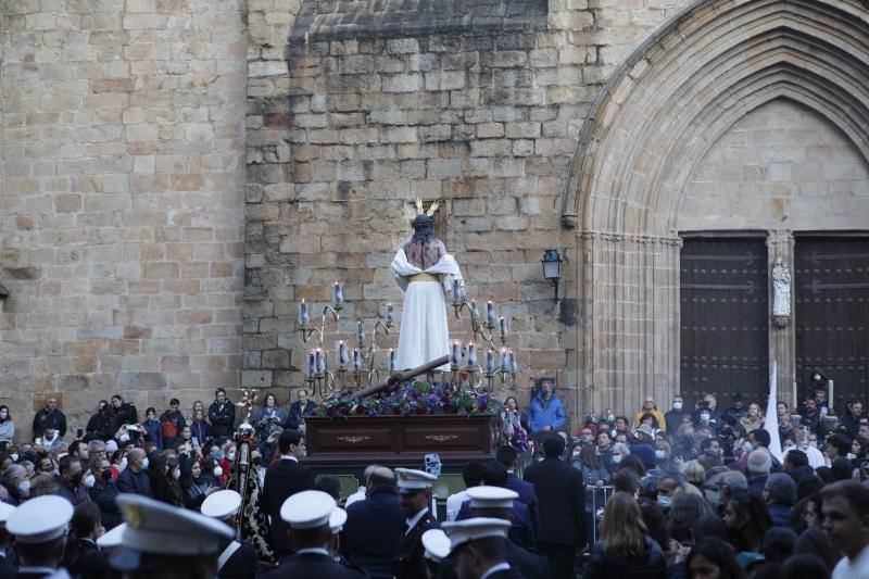 Fotos: Jesús Despojado debuta en las calles de Cáceres y desafía el riesgo de lluvia