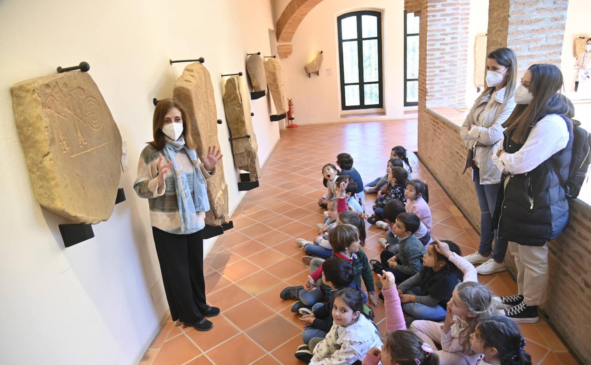 Alumnos del colegio Puertapalma-El Tomillar conociendo las estelas de guerrero del Arqueológico.