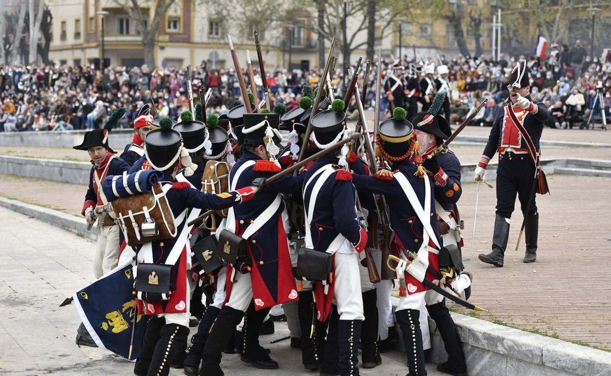 Momento de la recreación histórica del Sitio de Badajoz de 1811 en Puerta Pilar. 