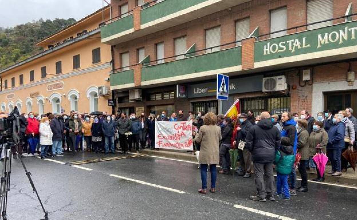 Manifestación en Baños de Montemayor por el cierre de una oficina bancaria.