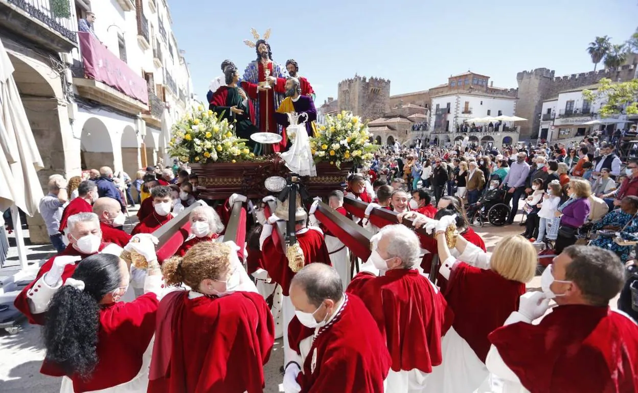 Los tres estilos de carga en la Semana Santa de Cáceres - El Periódico  Extremadura