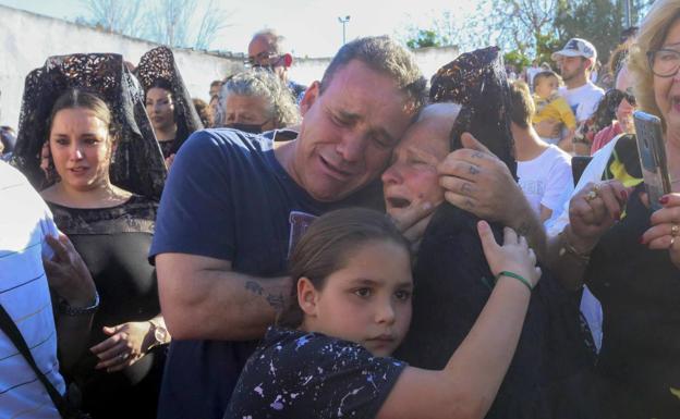 Emotivo homenaje a Lolo en la salida del Prendimiento. 