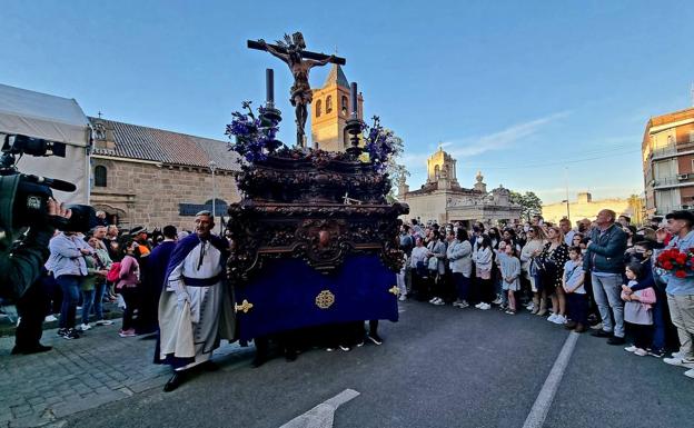 Masiva salida del Cristo de los Remedios de la Basílica de Santa Eulalia