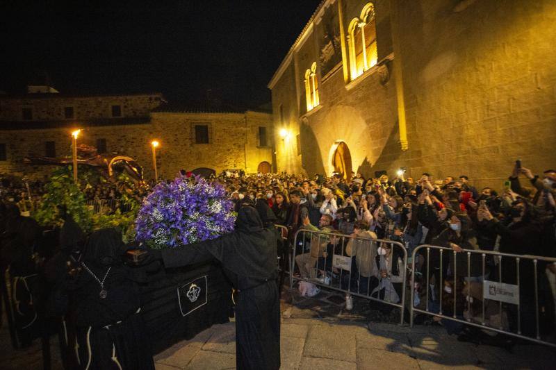 Fotos: El Cristo Negro recorre la Ciudad Monumental de Cáceres