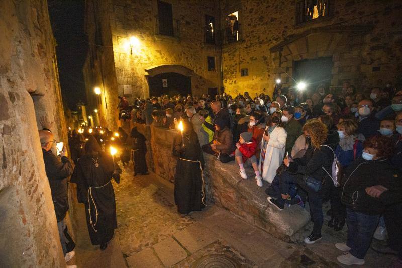 Fotos: El Cristo Negro recorre la Ciudad Monumental de Cáceres