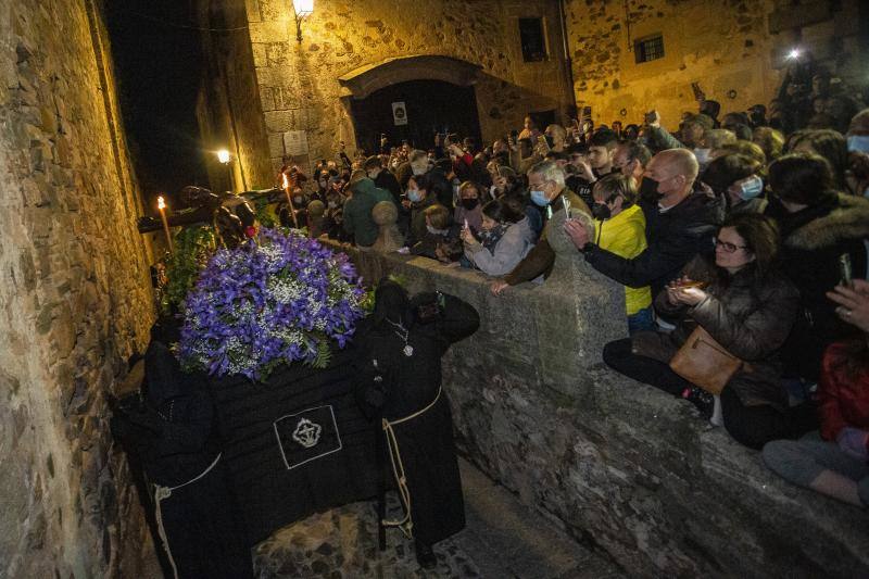 Fotos: El Cristo Negro recorre la Ciudad Monumental de Cáceres