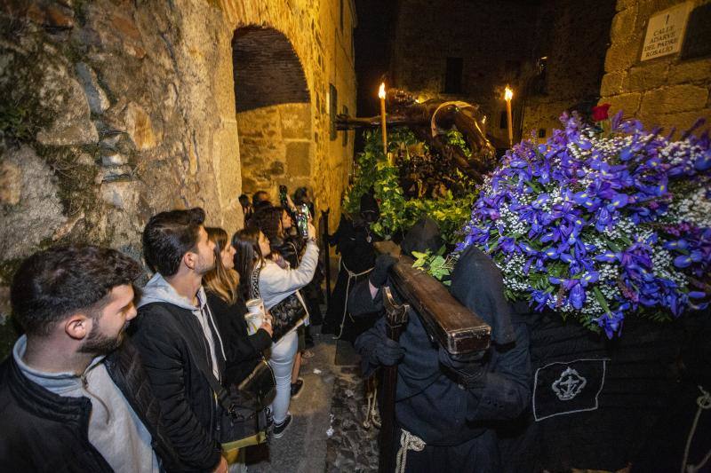 Fotos: El Cristo Negro recorre la Ciudad Monumental de Cáceres