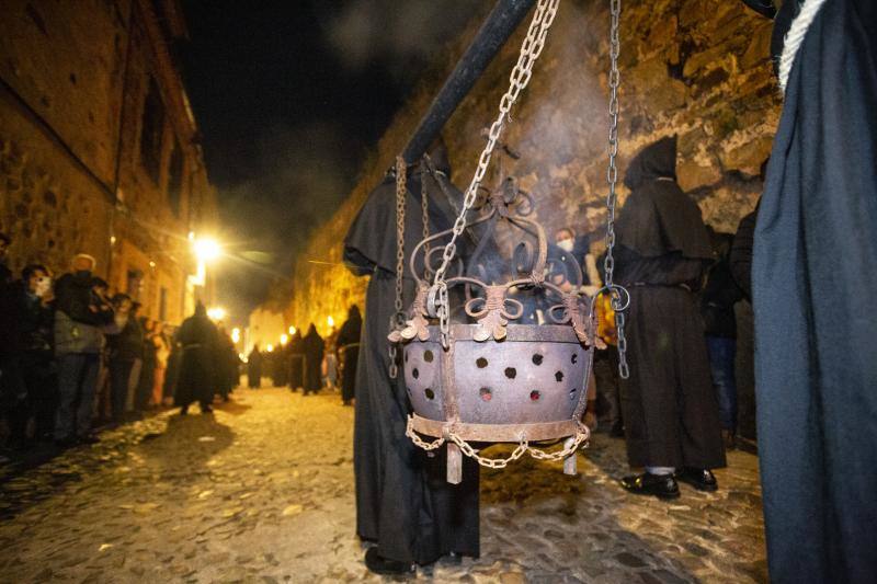 Fotos: El Cristo Negro recorre la Ciudad Monumental de Cáceres