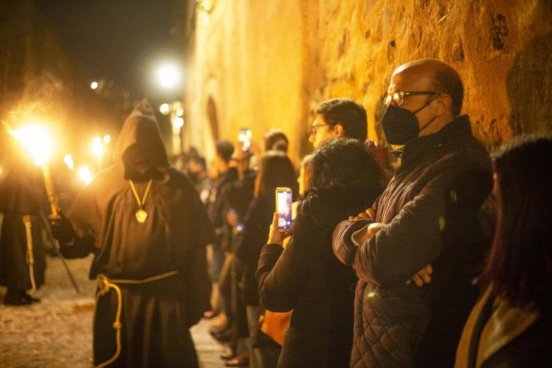 Fotos: El Cristo Negro recorre la Ciudad Monumental de Cáceres