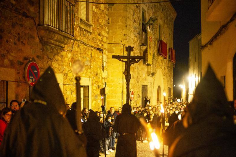 Fotos: El Cristo Negro recorre la Ciudad Monumental de Cáceres