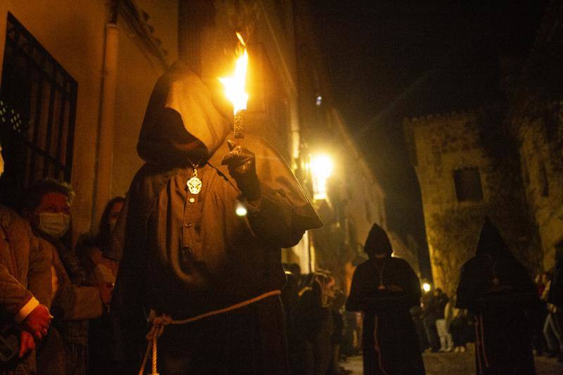 Fotos: El Cristo Negro recorre la Ciudad Monumental de Cáceres