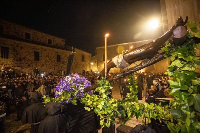 Fotos: El Cristo Negro recorre la Ciudad Monumental de Cáceres