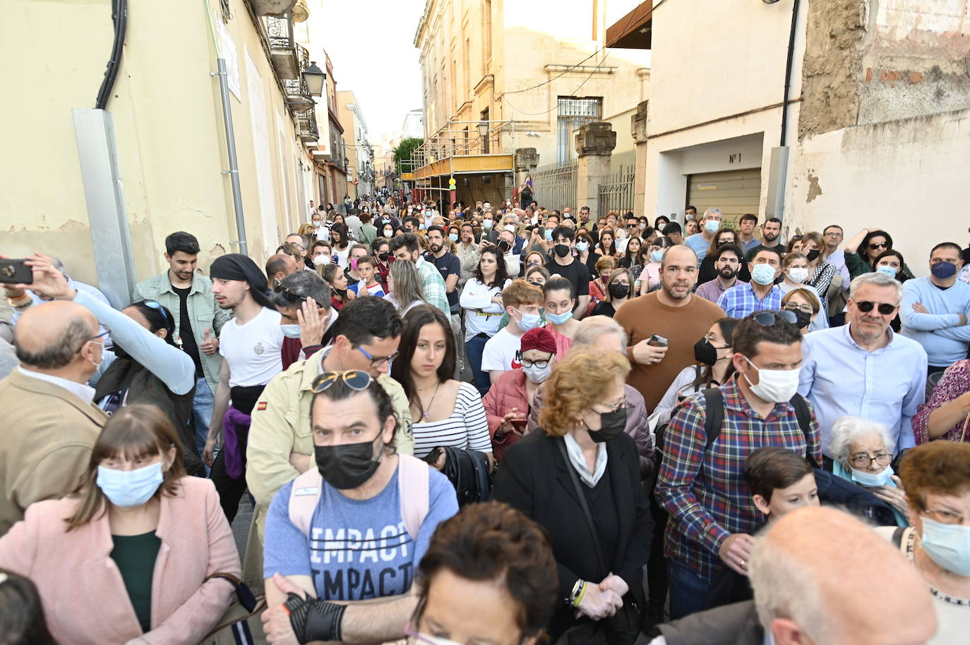 Público congregado en el Casco Antiguo para ver las procesiones. 