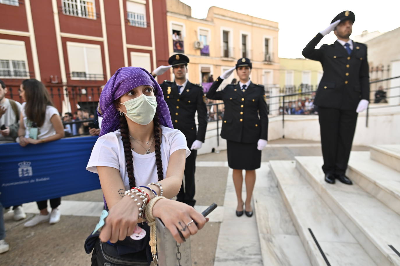 Una costalera observa la salida de la Virgen de la Aurora de San Agustín. 