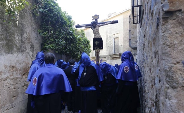 Imagen principal - El Cristo de la Expiración, arriba, y sobre estas líneas, la Banda Municipal de Música de Herrera del Duque y la Virgen de Gracia y Esperanza. 