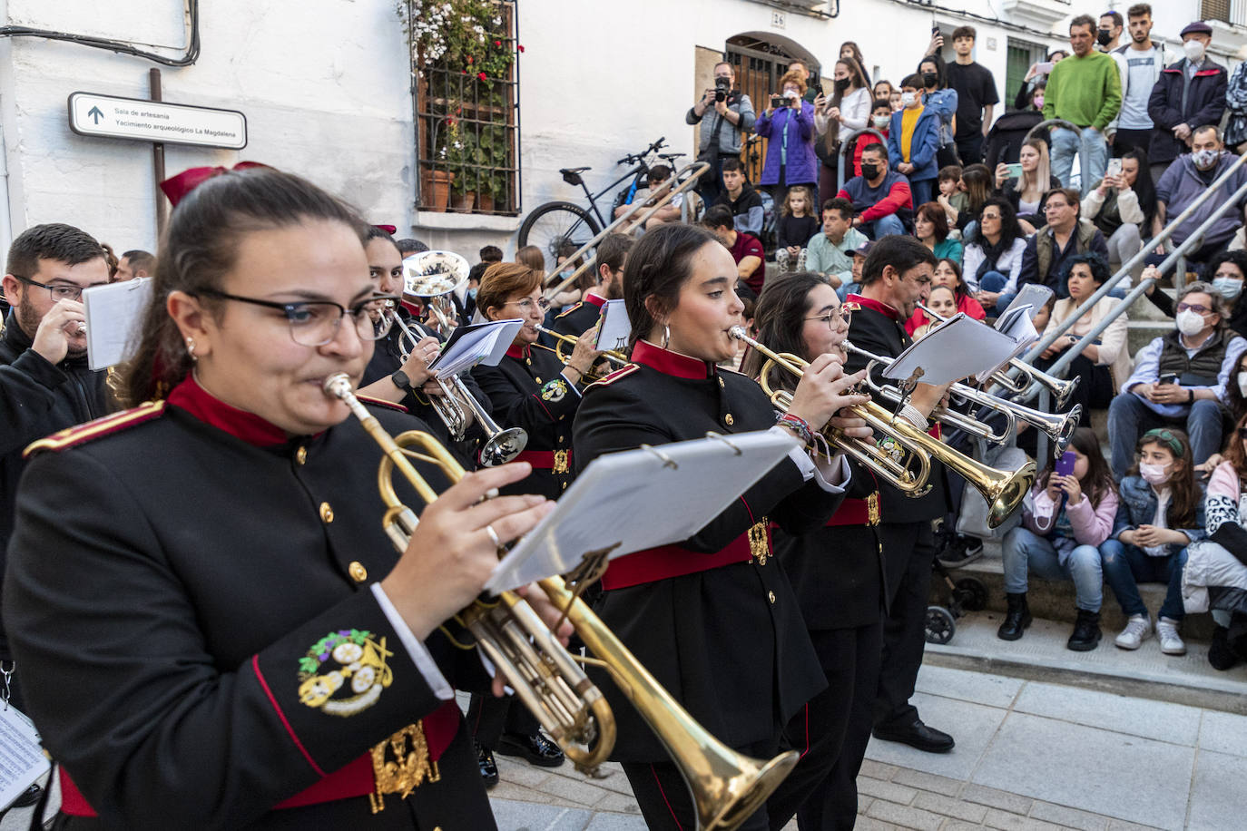 Ambiente. Centenares de personas vieron las procesiones y también disfrutaron de su música en las calles del centro.