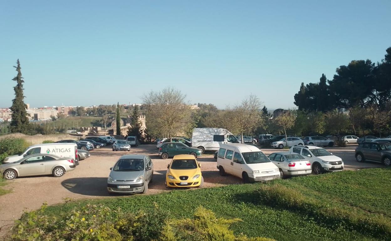 Vehículos estacionados dentro del recinto amurallado. 
